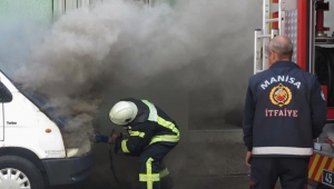 Elektrik kontağından kamyonet yandı